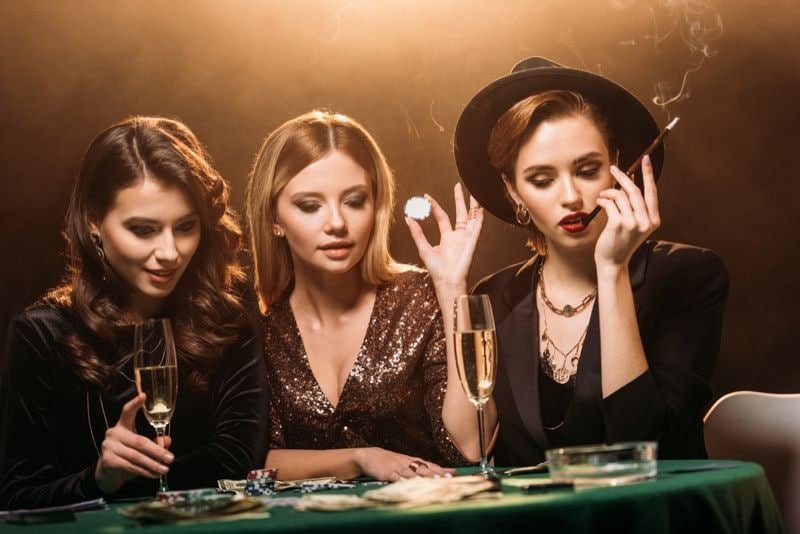 Bàn blackjack và roulette live trong sảnh casino trực tuyến tim88